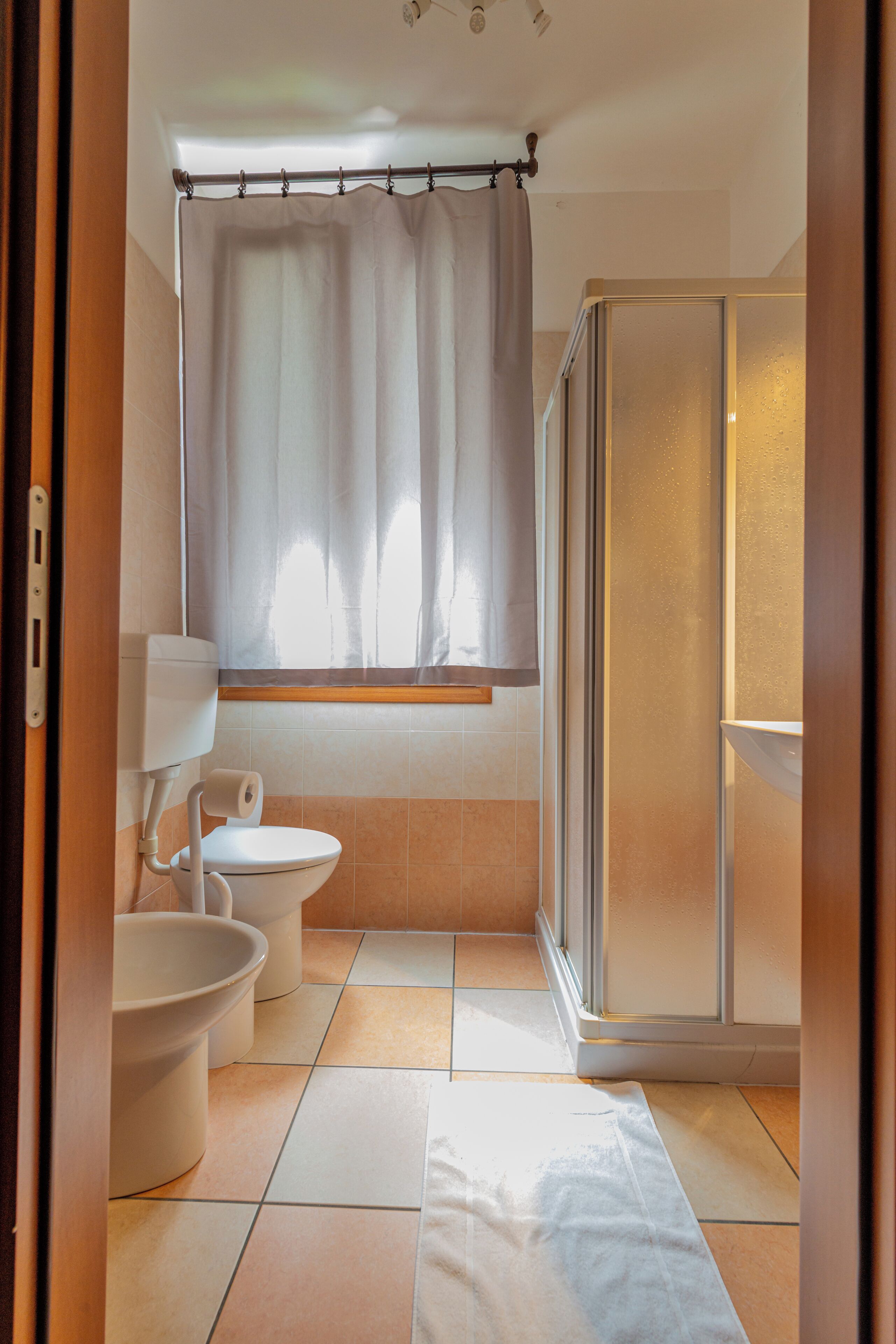 Classic-Doppelzimmer, Nichtraucher, eigenes Bad | Badezimmer | Dusche, Haartrockner, Handtücher, Seife