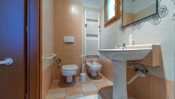 Doppia Classic, non fumatori, bagno privato | Bagno | Doccia, asciugacapelli, asciugamani, sapone