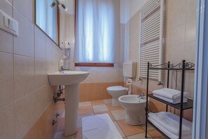 Chambre Triple Classique, non-fumeur, salle de bains privée | Salle de bain