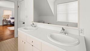 Casa, 3 habitaciones | Baño | Toallas y shampoo 