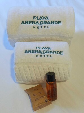 淋浴设施、吹风机、毛巾、肥皂