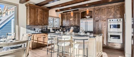 Maison, 5 chambres | Cuisine privée | Réfrigérateur, un four, cafetiÚre-théiÚre, bouilloire électrique