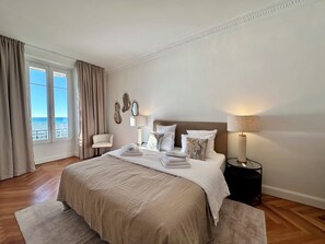 3 habitaciones, tabla de planchar con plancha, wifi y ropa de cama 