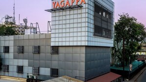 Un edificio de hotel moderno con un letrero llamativo que dice "HOTEL YAGAPPA".