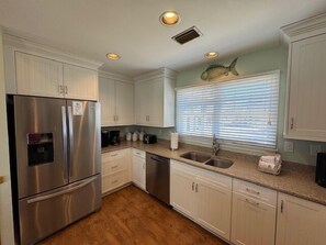 ثلاجة، ميكروويف، فرن، موقد طهي مسطح