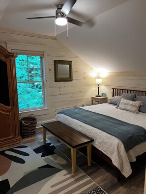 1 sovrum, skrivbord, strykjärn/strykbräda och resesäng