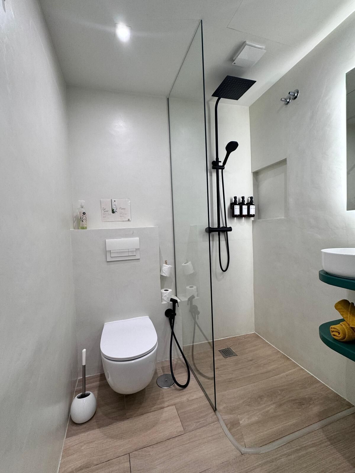 Een douche, een haardroger, een bidet, handdoeken