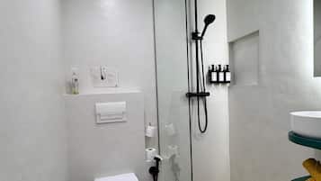 Een douche, een haardroger, een bidet, handdoeken