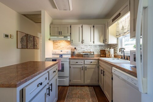 2 Homes - 4 Beds /2 BAs - Easy Walk to Downtown West Jefferson.