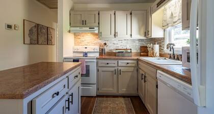 2 Homes - 4 Beds /2 BAs - Easy Walk to Downtown West Jefferson.