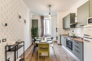 Mikrowelle, Ofen, Herdplatte, Geschirrspüler