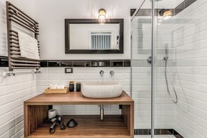 Shower, hair dryer, bidet, towels - Charming 3-bedroom house in the center of Rome near Colosseum & Termini Station (Roma)
