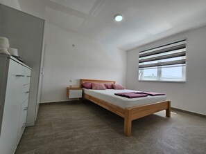 5 bedrooms, iron/ironing board, WiFi, bed sheets