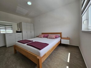 5 bedrooms, iron/ironing board, WiFi, bed sheets - Spacious 5-bedroom villa with pool, WiFi, AC, parking (Vrsine)