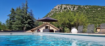 Small vacation home for 4 people. Pets allowed.