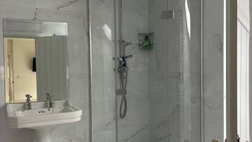 Nhà | Phòng tắm | Bồn tắm và buồng tắm vòi sen riêng, bồn tắm ngâm, máy sấy tóc, khăn tắm