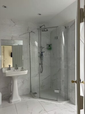 Maison | Salle de bain | Baignoire et douche séparées, baignoire profonde, séchoir à cheveux
