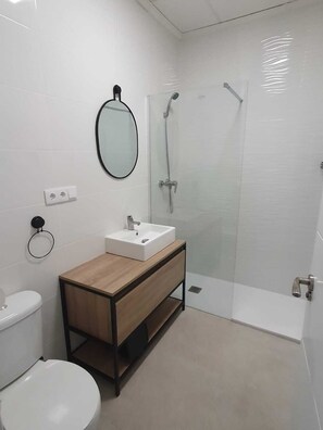 Casa, 2 habitaciones, patio, vistas a la ciudad | Baño