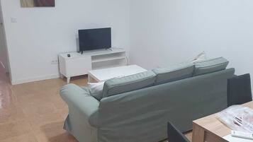 House, 2 Bedrooms, Patio, City View | Living room