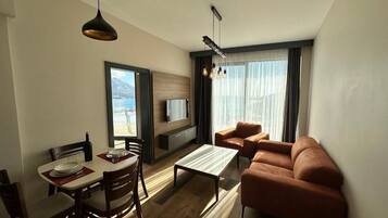 Appartement, 1 chambre, véranda, vue mer | Coin séjour | Télévision