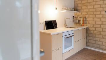 Kühlschrank, Ofen, Herdplatte, Wasserkocher mit Kaffee-/Teezubehör