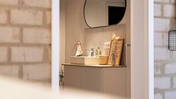 Dusche, Handtücher, Toilettenpapier