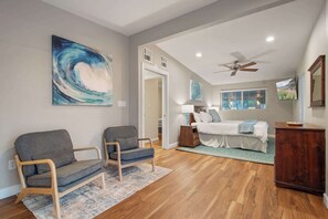 3 Schlafzimmer, Schreibtisch, Bügeleisen/Bügelbrett, Reisekinderbett