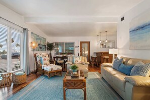 TV, bøker og kontorer