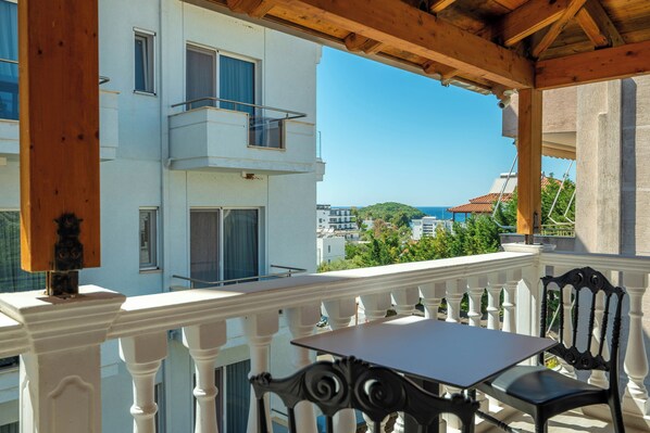 Deluxe Double Room, Sea View | Soundproofing, free WiFi, bed sheets