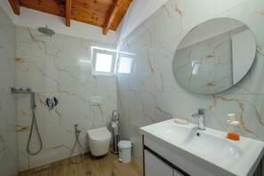 Soundproofing, free WiFi, bed sheets - Sunny Villa (Ksamil)
