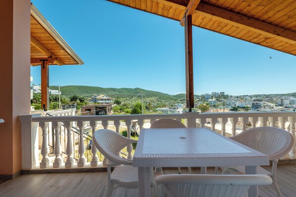 Vierbettzimmer, Balkon | 1 Schlafzimmer, schallisolierte Zimmer, kostenloses WLAN, Bettwäsche