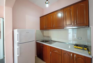Dreibettzimmer, Balkon | 1 Schlafzimmer, schallisolierte Zimmer, kostenloses WLAN, Bettwäsche