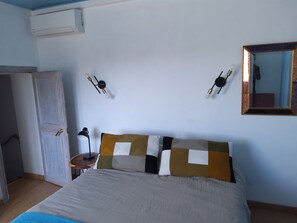 3 habitaciones, tabla de planchar con plancha, wifi y ropa de cama 