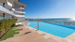 A modern building with a rooftop infinity pool overlooking the sea. - Bego a Sea View in Fuengirola (Fuengirola)