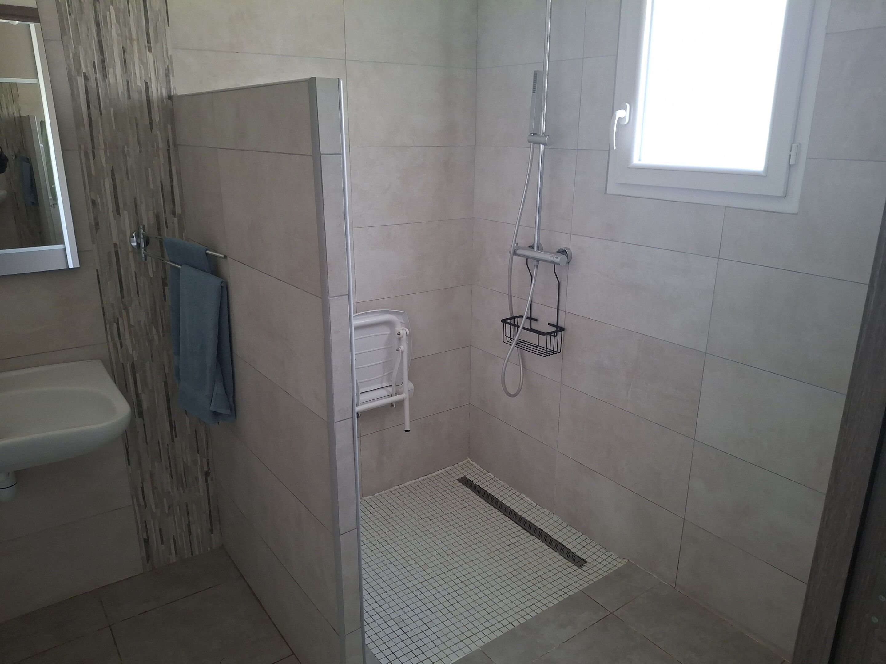Chambre Santa Gilua | Bathroom | Shower, hair dryer, towels, soap