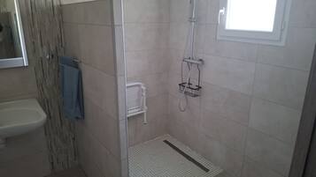 Chambre Santa Gilua | Bathroom | Shower, hair dryer, towels, soap