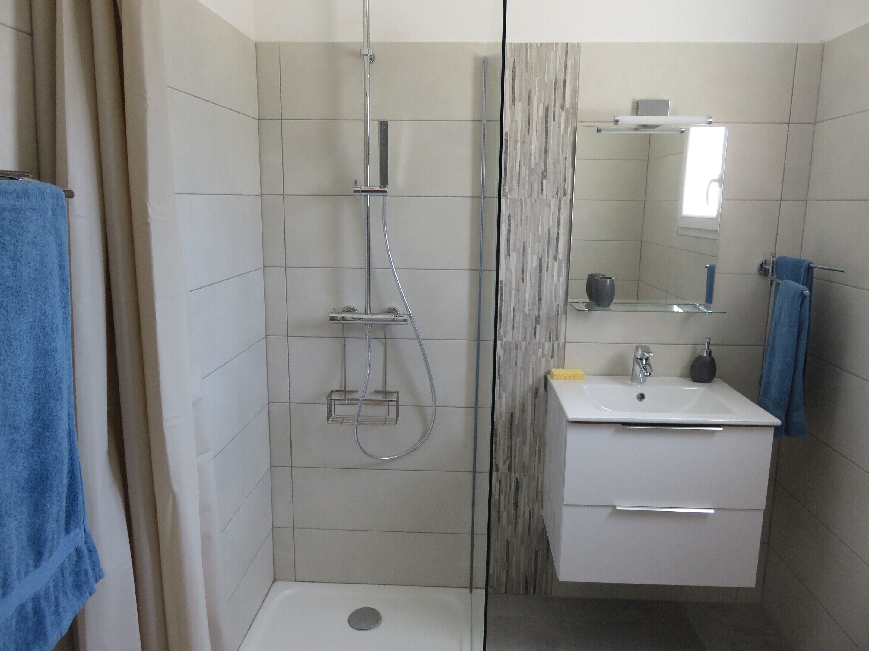 Pancuran mandi, pengering rambut, tuala disediakan, sabun 