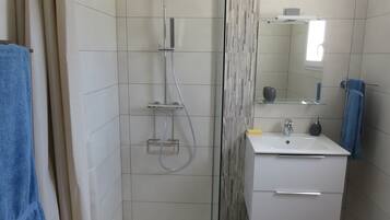 Pancuran mandi, pengering rambut, tuala disediakan, sabun