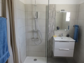 Shower, hair dryer, towels, soap - Les Terrasses d'Arutoli (Porto-Vecchio)