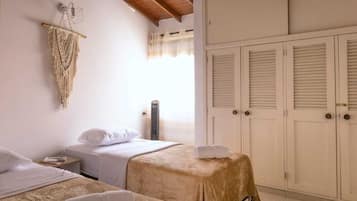 4 habitaciones, escritorio y tabla de planchar con plancha