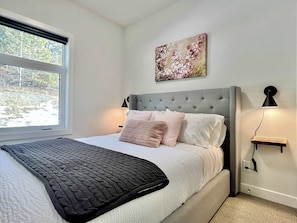 2 habitaciones, escritorio y tabla de planchar con plancha 
