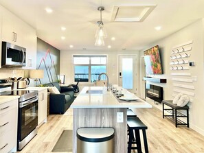 Réfrigérateur, micro-ondes, four, plaque de cuisson