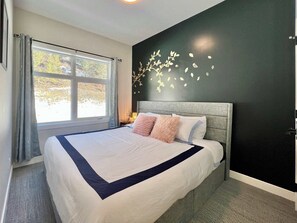 2 bedrooms, iron/ironing board, travel cot, WiFi - Cozy 2BR Retreat with Stunning Views of Rundle MT (Harvie Heights)