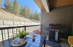 Outdoor dining - Cozy 2BR Retreat with Stunning Views of Rundle MT (Harvie Heights)