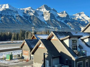 Exterior - Cozy 2BR Retreat with Stunning Views of Rundle MT (Harvie Heights)