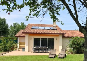 Outdoor dining - Spacious family villa for 8 people with garden in Hendaye plage (Hendaye)