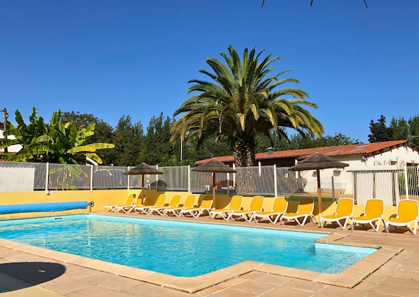 Una piscina al aire libre, una piscina climatizada