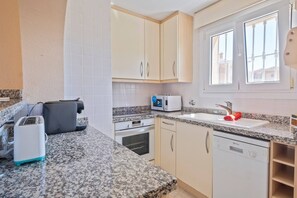 Een koelkast, een microgolfoven, een oven, een vaatwasser