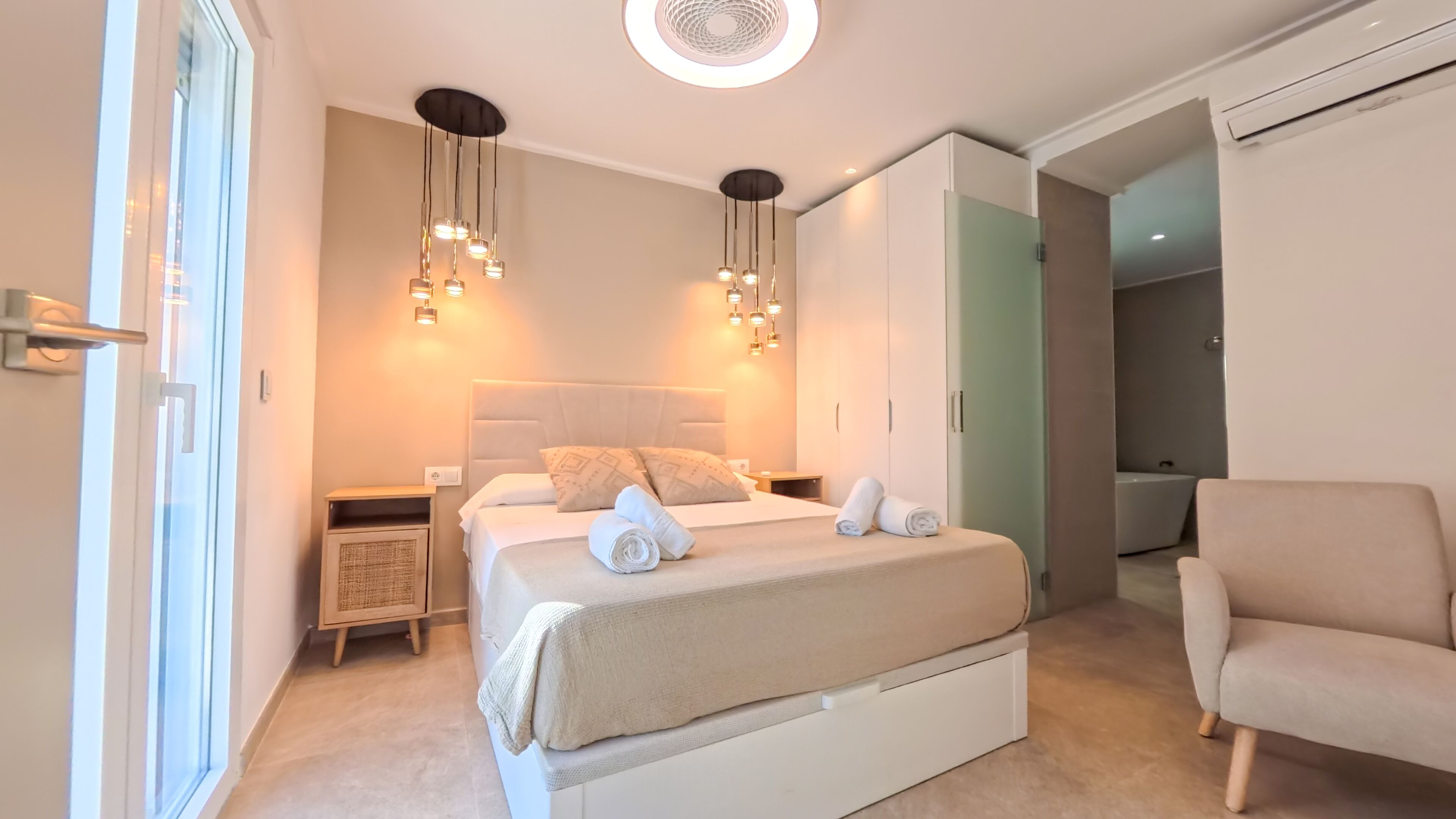 4 slaapkamers, een strijkplank/strijkijzer, reisbedje, wifi