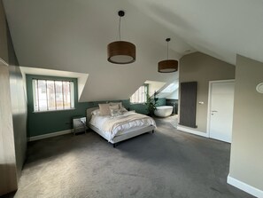 5 bedrooms, iron/ironing board, WiFi, bed sheets